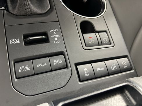 Used 2022 Toyota Highlander XLE AWD/4WD image 34