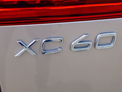 Used 2023 Volvo XC60 B5 Core AWD/4WD image 27