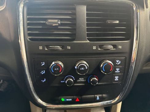 Used 2017 Dodge Grand Caravan SXT image 26