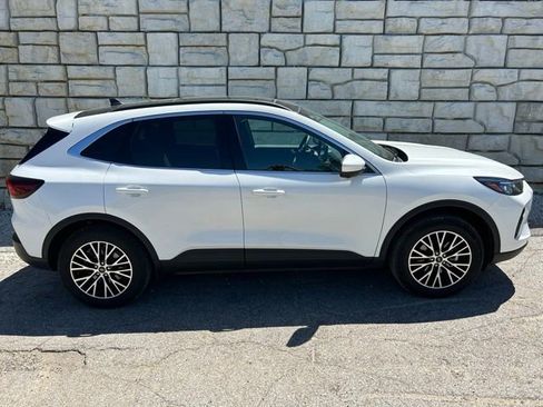 Used 2025 Ford Escape SE w/ PHEV Premium Package FWD image 6