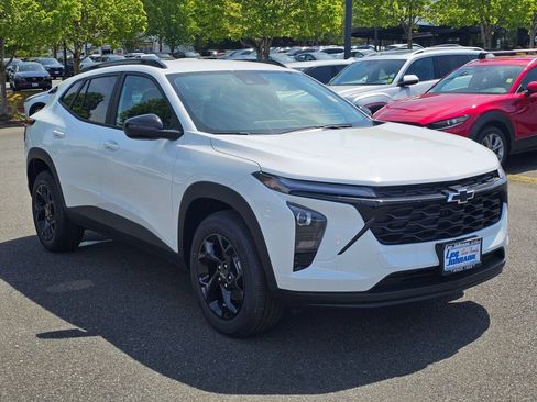 New 2026 Chevrolet Trax LT w/ Driver Confidence Package FWD image 3
