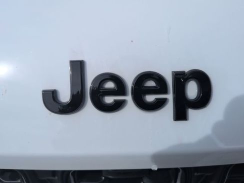 Used 2025 Jeep Grand Cherokee L Laredo image 32