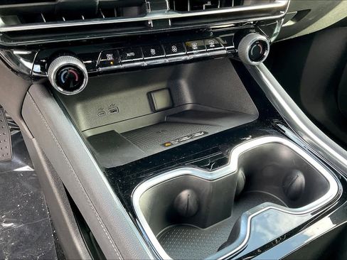 Used 2025 Chevrolet Traverse LT image 20