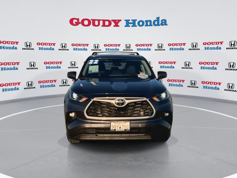 Used 2022 Toyota Highlander LE image 3