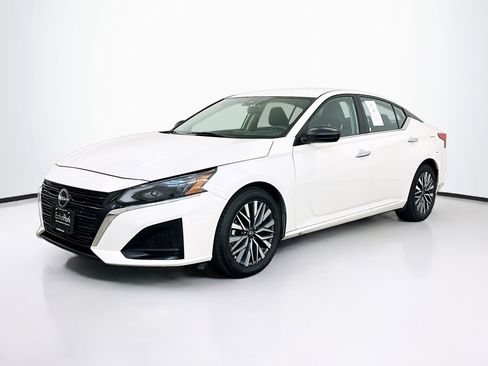Used 2024 Nissan Altima 2.5 SV image 3
