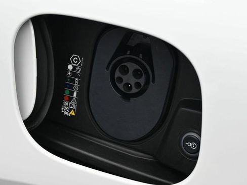 Certified 2025 Porsche Macan Electric RWD image 23
