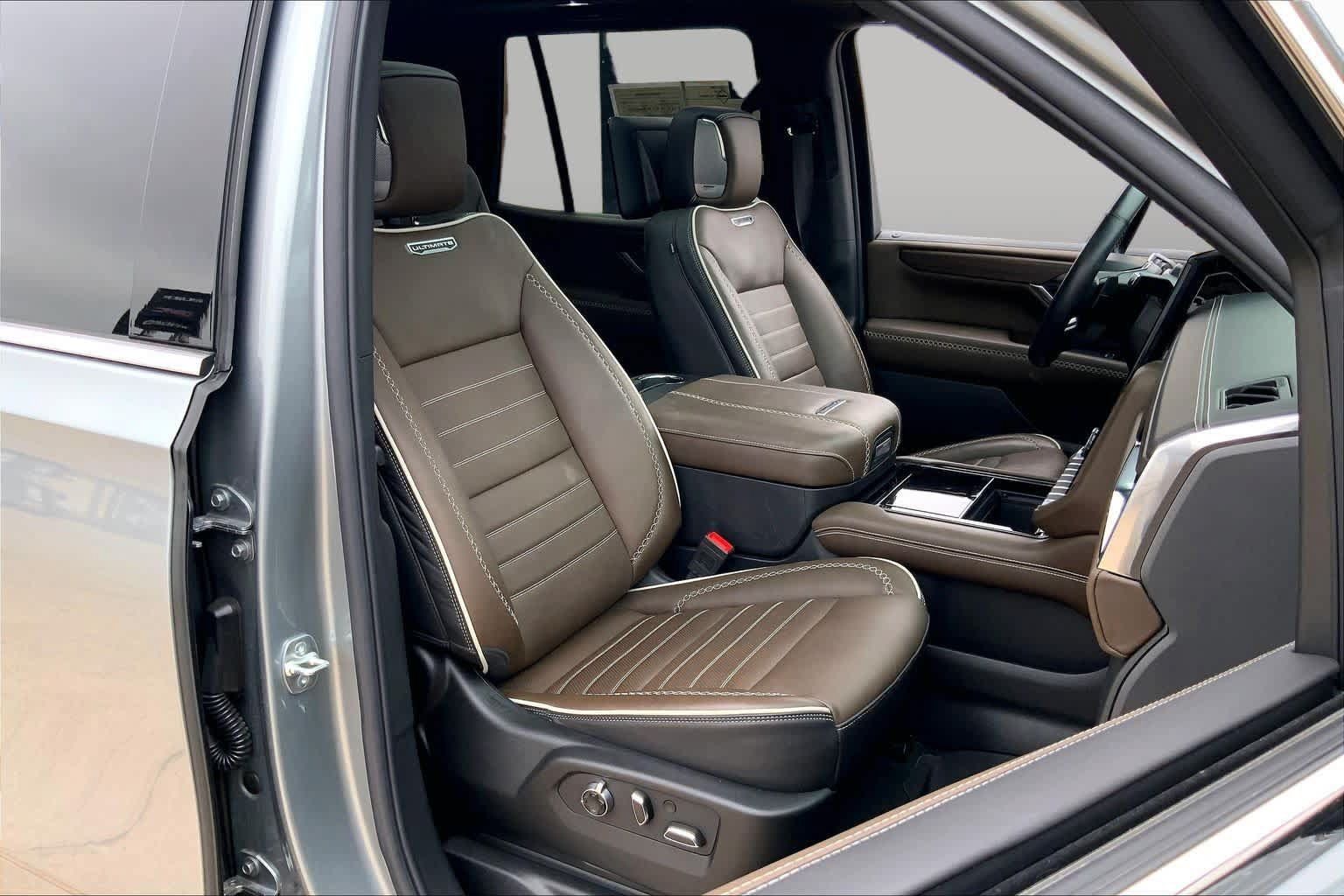 Used 2025 GMC Yukon Denali Ultimate AWD/4WD image 9