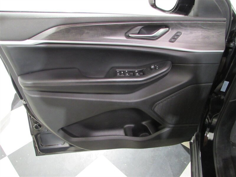 Used 2023 Jeep Grand Cherokee Limited AWD/4WD image 13