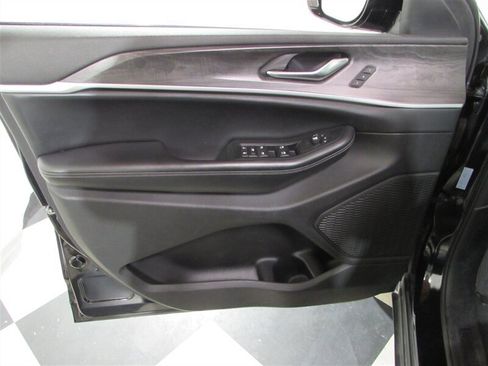 Used 2023 Jeep Grand Cherokee Limited AWD/4WD image 13