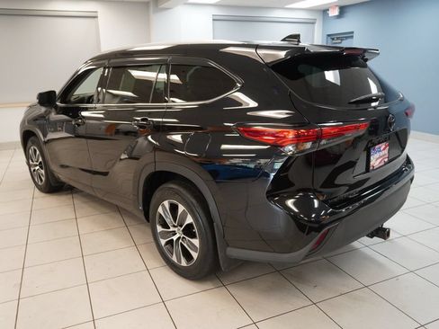 Used 2022 Toyota Highlander XLE AWD/4WD image 10