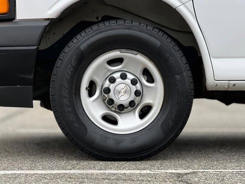 Used 2018 Chevrolet Express 2500 image 33