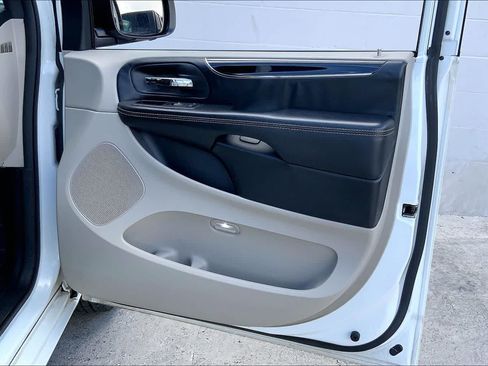 Used 2019 Dodge Grand Caravan SXT FWD image 28