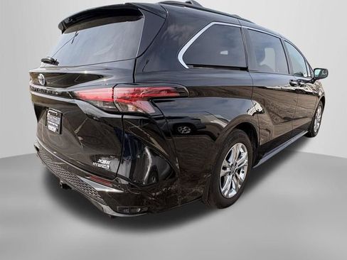 Used 2023 Toyota Sienna XSE AWD/4WD image 8