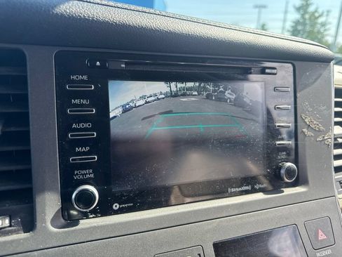 Used 2018 Toyota Sienna XLE Premium FWD image 16