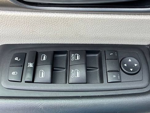Used 2023 Chrysler Pacifica Touring-L FWD image 18