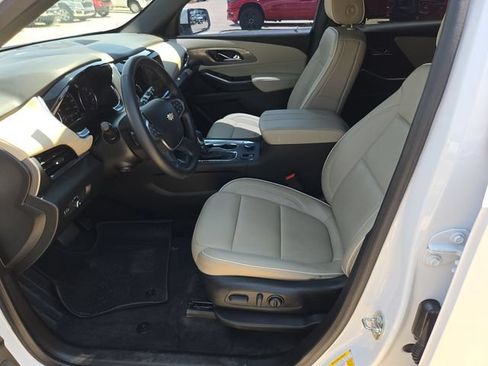 Used 2023 Chevrolet Traverse Premier FWD image 18