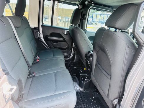 Used 2018 Jeep Wrangler Unlimited Sahara AWD/4WD image 17