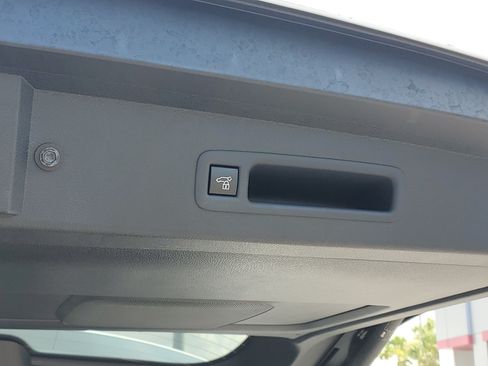 Used 2025 Toyota Sienna XLE FWD image 10