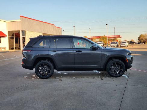 New 2025 Jeep Grand Cherokee Limited w/ Trailer Tow Package AWD/4WD image 7