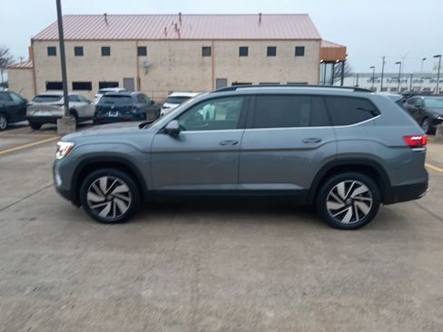 Used 2025 Volkswagen Atlas SE image 4