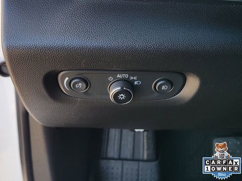 Used 2021 Chevrolet Traverse LT image 28