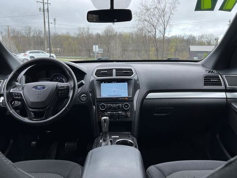 Used 2017 Ford Explorer XLT w/ Equipment Group 201A AWD/4WD image 34