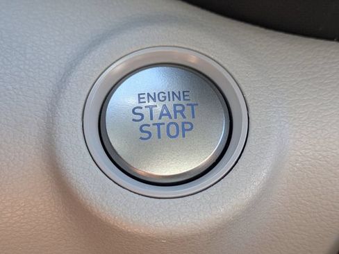 Used 2025 Hyundai Venue SEL FWD image 31