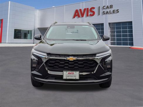 Used 2025 Chevrolet Trax LT w/ LT Convenience Package image 2