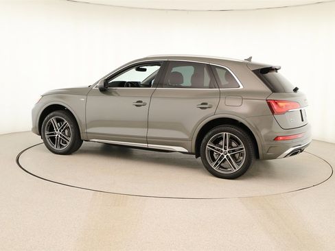 Used 2024 Audi Q5 e Premium w/ Convenience Package image 3