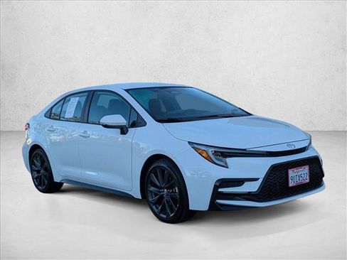 Certified 2025 Toyota Corolla SE image 3