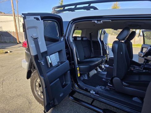 Used 2009 Toyota FJ Cruiser Base 4x4 4dr SUV 5A image 35