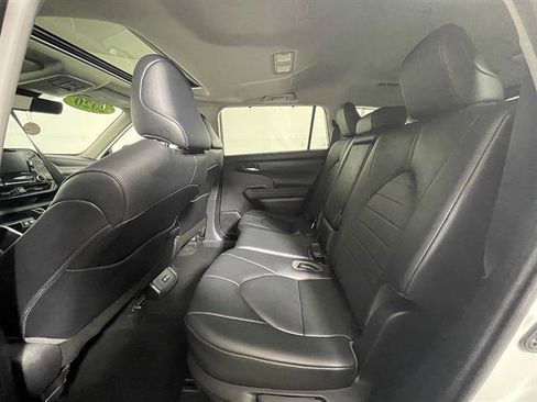 Certified 2020 Toyota Highlander XLE AWD/4WD image 11