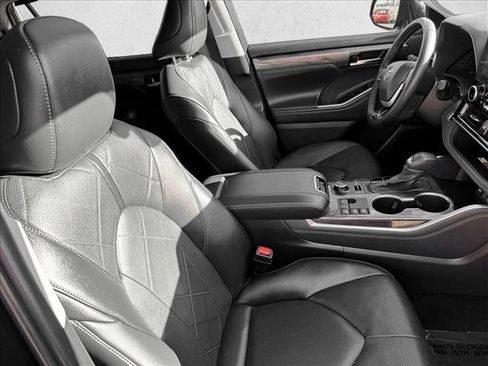 Certified 2025 Toyota Highlander Platinum image 21