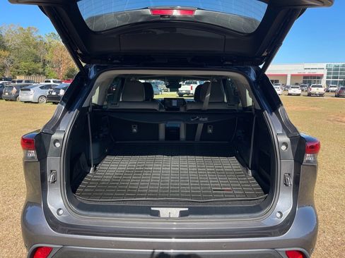 Used 2022 Toyota Highlander Limited image 16