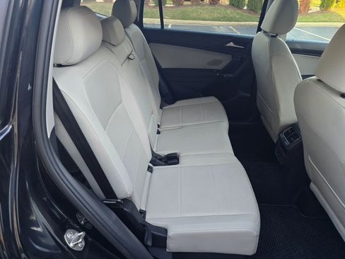 Used 2018 Volkswagen Tiguan SE w/ Panoramic Sunroof Package image 23