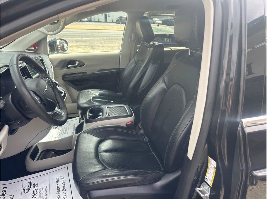 Used 2022 Chrysler Pacifica Touring-L FWD image 14