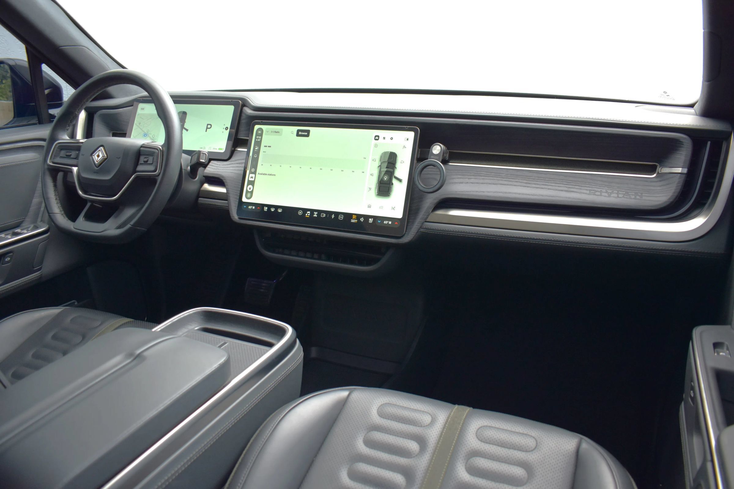 Used 2025 Rivian R1S Adventure Dual AWD/4WD image 13