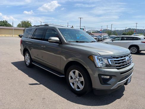 Used 2019 Ford Expedition XLT w/ Equipment Group 202A AWD/4WD image 3