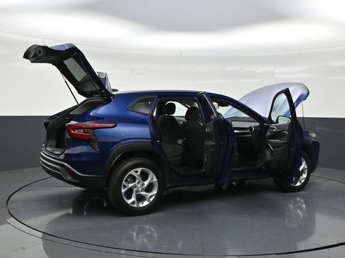 Used 2024 Chevrolet Trax LS w/ LS Convenience Package FWD image 28