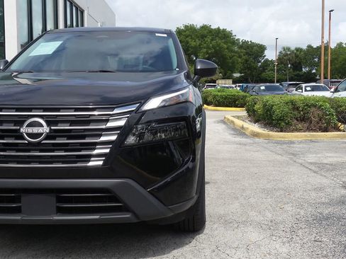 Used 2024 Nissan Rogue S FWD image 11
