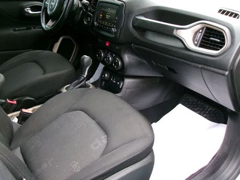 Used 2017 Jeep Renegade Latitude AWD/4WD image 10