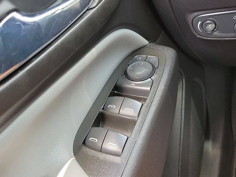 Used 2024 Chevrolet Equinox LT FWD image 12