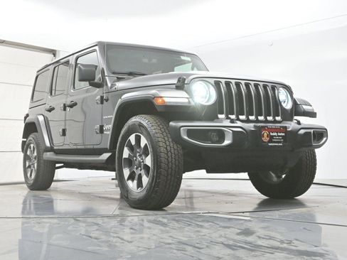 Used 2018 Jeep Wrangler Unlimited Sahara AWD/4WD image 31