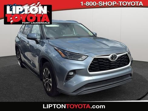 Used 2024 Toyota Highlander XLE FWD image 1
