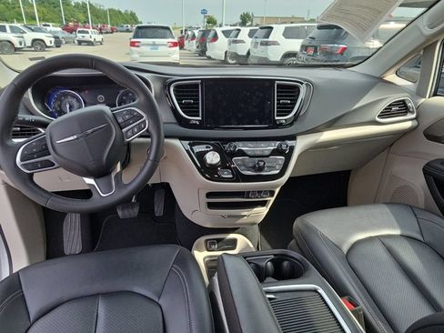 Used 2024 Chrysler Pacifica Touring-L FWD image 14