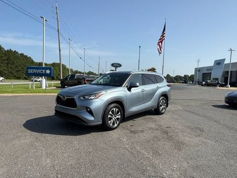 Used 2020 Toyota Highlander XLE FWD image 3