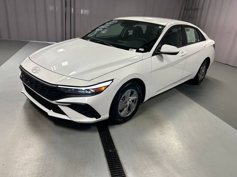 Used 2026 Hyundai Elantra SE FWD image 3