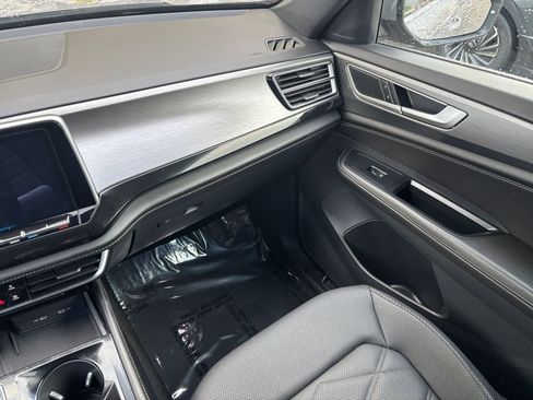 Used 2025 Volkswagen Atlas Cross Sport SE image 32