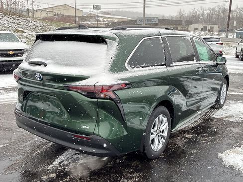 Used 2025 Toyota Sienna XLE image 3