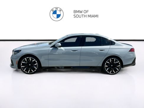 Used 2025 BMW 530i w/ M Sport Package RWD image 4